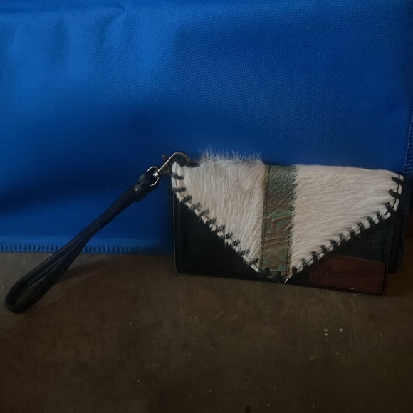 Very Cool Genuine Leather Black And White 2 Pocket Clutch - Picture 2 of 3